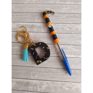 Pack llavero de resina D + esfero decorado